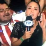 La reportera de la cadena Fox, María Fernanda Mora, fue manoseada por el aficionado de esta foto
