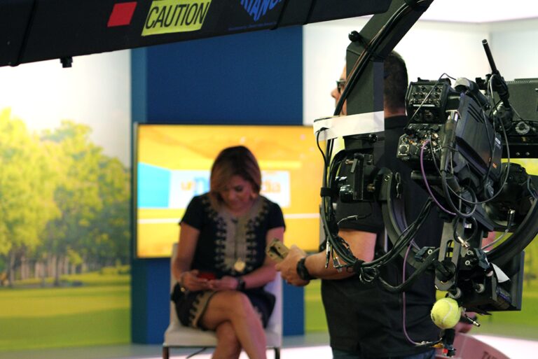 Aquí leyendo sus mensajes. ¡Gracias por tanto!