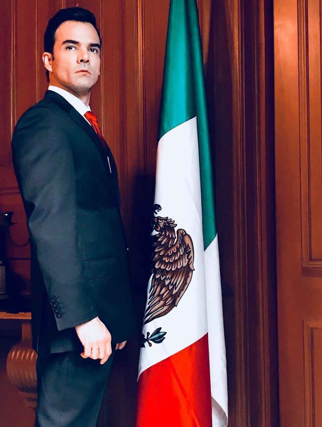 El actor Jesús Moré es Omar Terán, Presidente de México... o sea, ya saben a quién interpreta
