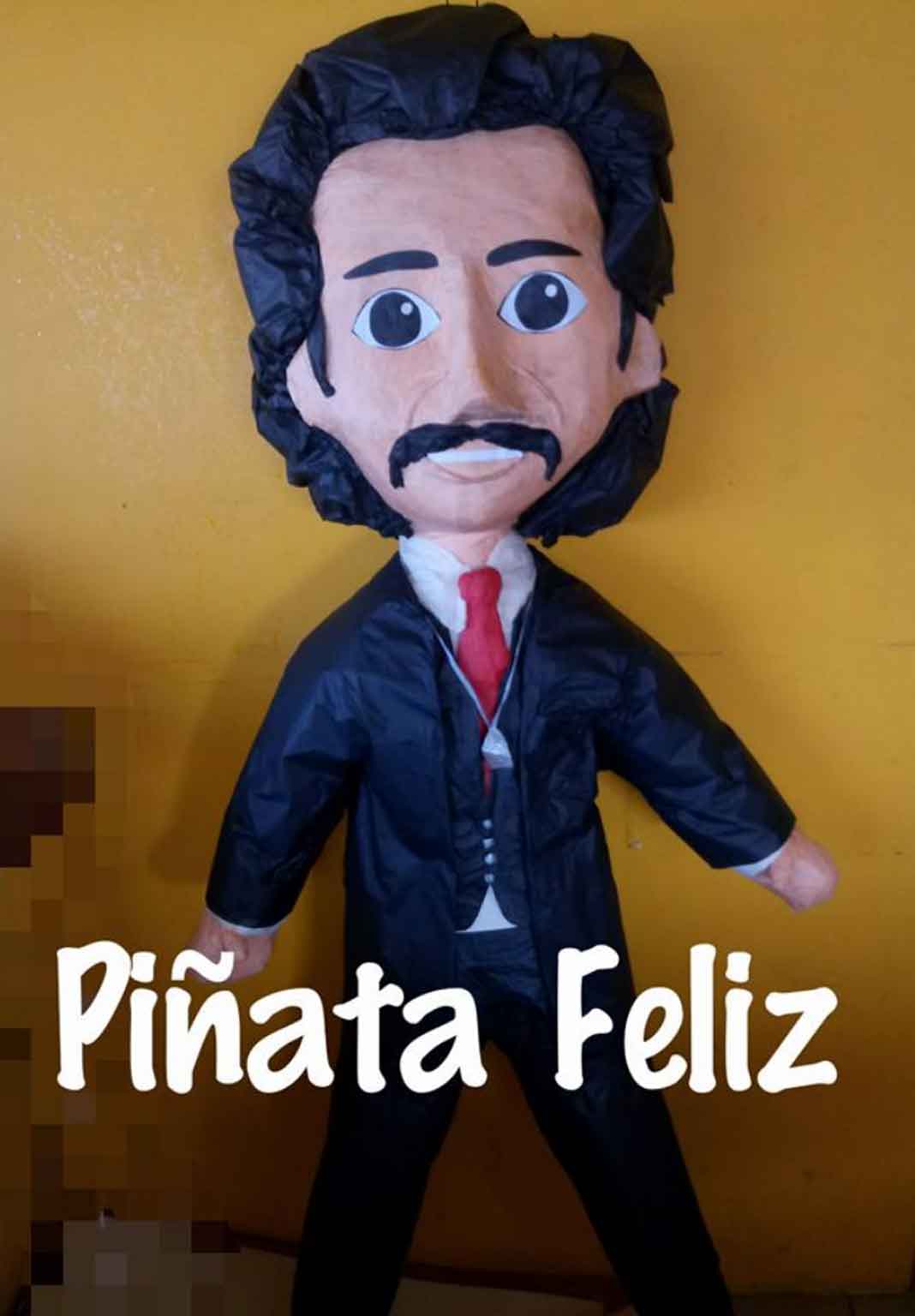 La tienda Piñata Feliz de Ciudad Juárez puso a la venta la piñata de Luisito Rey, en dos presentaciones