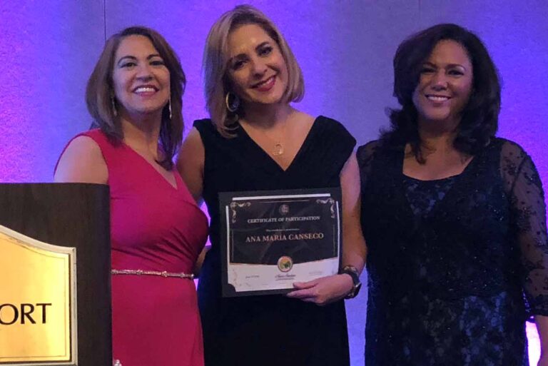 Muchas gracias a Diana Mejía y a Mari Santana por sus atenciones y por este reconocimiento