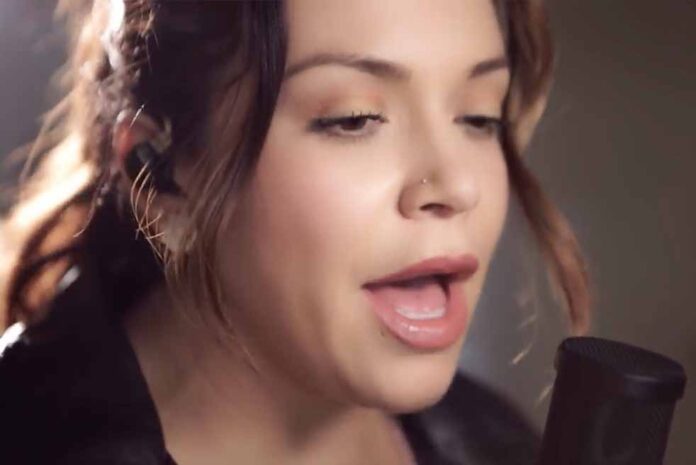 Jacqie Rivera nos dio un regalo cantando un tema de su mamá con su bella voz