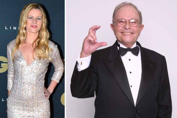 Karina heredó de su padre, don Raúl Velasco, el gusto por la conducción, solo que ahora se dedica a su blog Karina heredó de su padre, don Raúl Velasco, el gusto por la conducción, solo que ahora se dedica a su blog