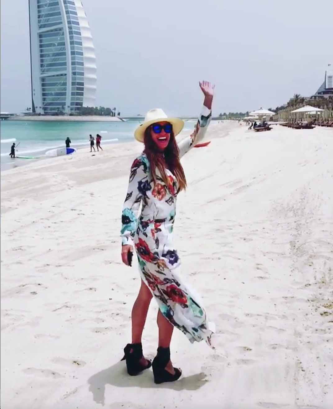 Hasta en la playa Lili anda con los espectaculares zapatos altos que usa