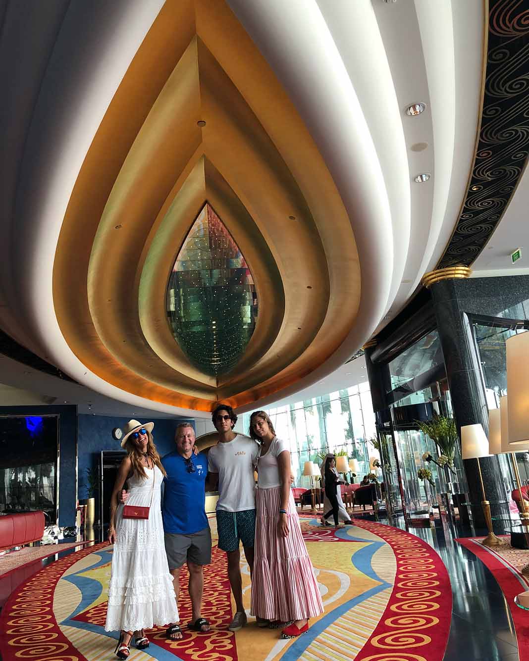 Con sus hijos y su hermano en el hotel Burj Al Arab, el más famoso del mundo
