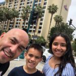 Lupillo llevó hace poco a sus hijos al hotel de Disney donde justamente se casó con Mayeli en 2006