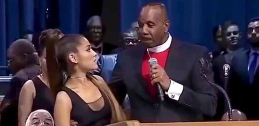 La cantante Ariana Grande vivió un momento muy incómodo con este pastor