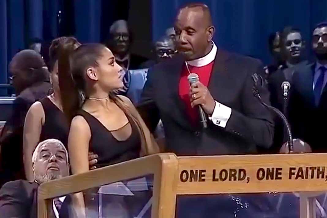 La cantante Ariana Grande vivió un momento muy incómodo con este pastor