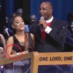 En el video se nota el gesto de incomodidad de Ariana y cómo trata de zafarse