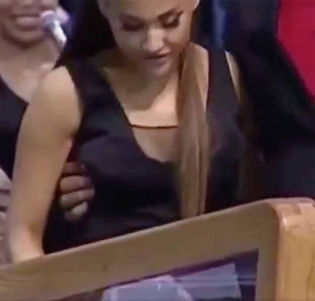 En el video se nota el gesto de incomodidad de Ariana y cómo trata de zafarse