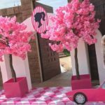 En vez de alfombra roja, en la entrada del lugar donde fue la fiesta había esta decoración con todo y el auto de la Barbie