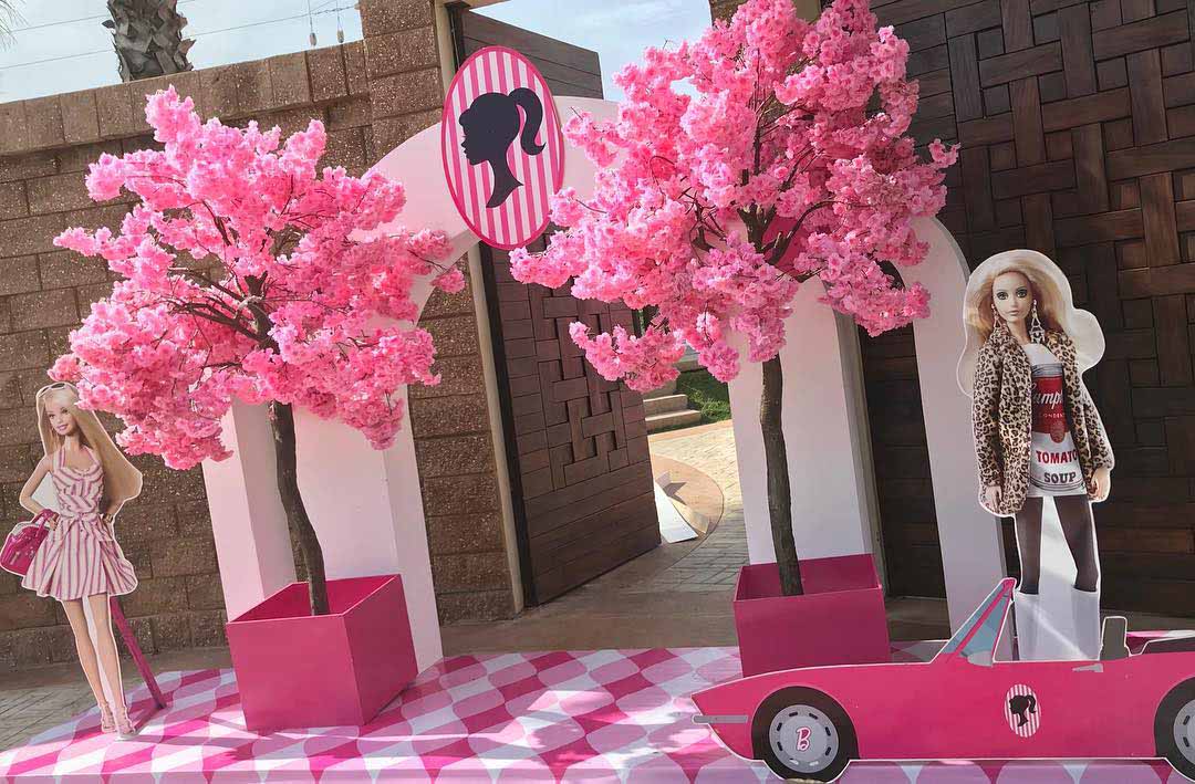 En vez de alfombra roja, en la entrada del lugar donde fue la fiesta había esta decoración con todo y el auto de la Barbie