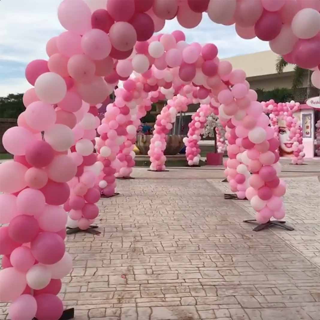 Había globos rosados por todo el lugar