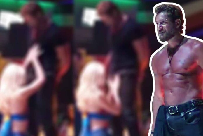 El actor simplemente se dejó querer por sus seguidoras El actor simplemente se dejó querer por sus seguidoras