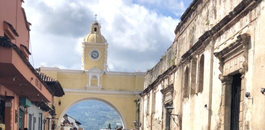 La calle más conocida de Antigua y al fondo de mi el Arco de Santa Catalina