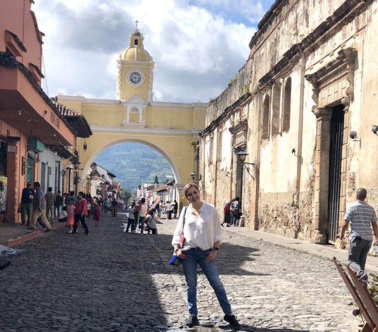 La calle más conocida de Antigua y al fondo de mi el Arco de Santa Catalina