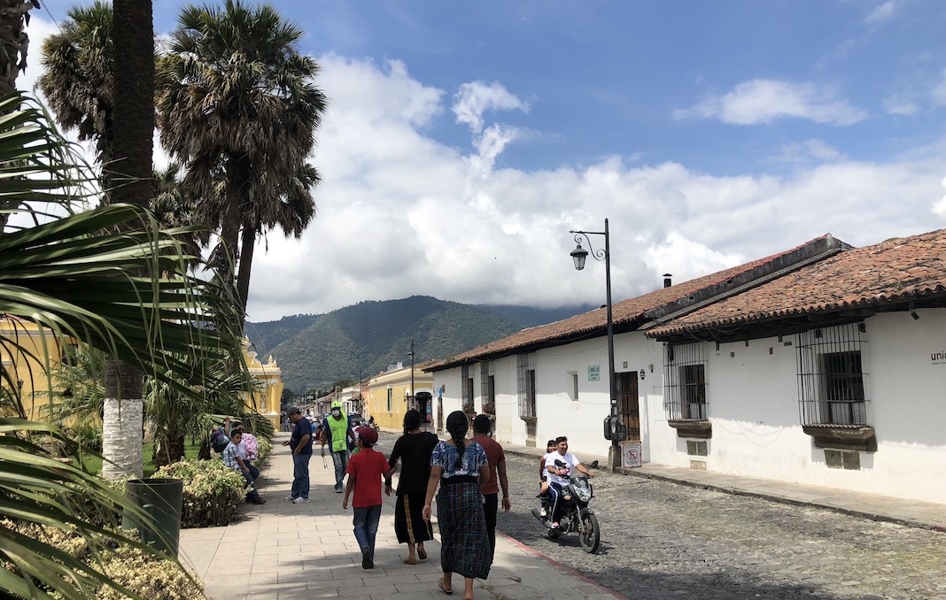 Una calle de tantas de Antigua, ciudad de Guatemala