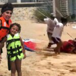 Verónica quiso darle a su nieta y terminaron siendo arrastradas por la arena