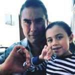 Eduardo fue fotografiado haciendo una seña obscena con u niño al que llama su "nieto"