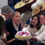 Sus hijos Luis, Aída y Alfredo le cantaron las mañanitas con mariachi en su último cumpleaños