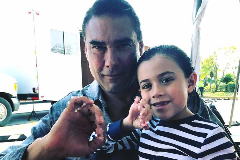 Eduardo fue fotografiado haciendo una seña obscena con u niño al que llama su "nieto"