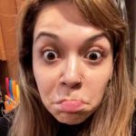 Jacqie entró como en pánico cuando se dio cuenta que se le había olvidado preguntar algo a sus fans