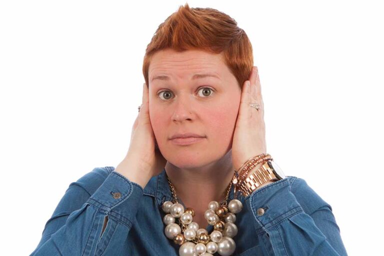 No te preocupes, es usual que tengamos una oreja más arriba que la otra