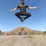 Vadhir es bien ocurrente... mírenlo aquí "levitando" en las pirámides de Teotihuacan