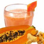 No te imaginas lo bien que te hará este delicioso licuado de papaya y cúrcuma