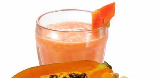 No te imaginas lo bien que te hará este delicioso licuado de papaya y cúrcuma