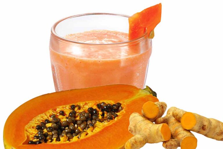 No te imaginas lo bien que te hará este delicioso licuado de papaya y cúrcuma