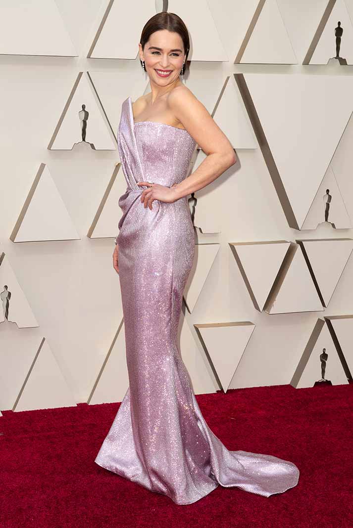 Emilia Clarke llegó como sirena con este diseño en rosa laminado que no necesitó accesorios ni un elaborado peinado para resaltar su belleza