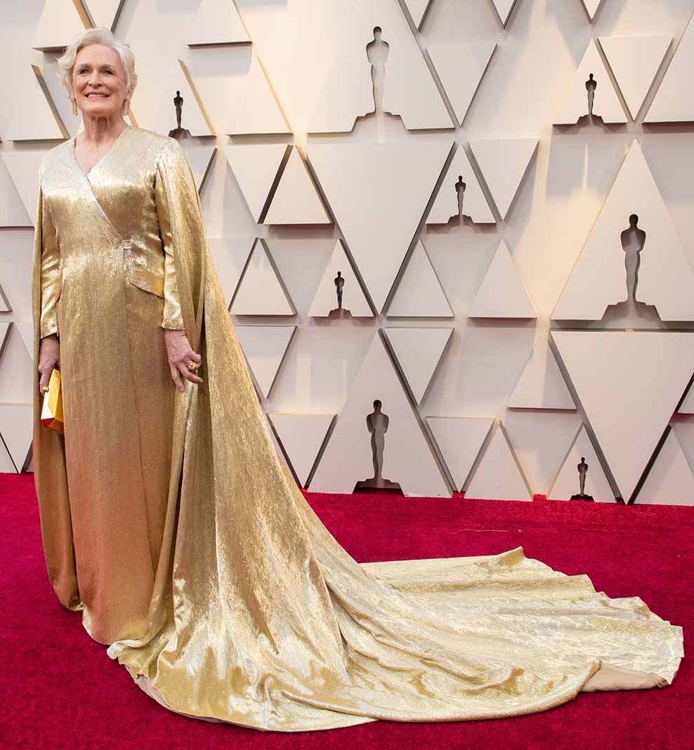Glenn Close llegó regia con esta atuendo dorado con capa incluida, muy llamativa a la hora de caminar por la alfombra
