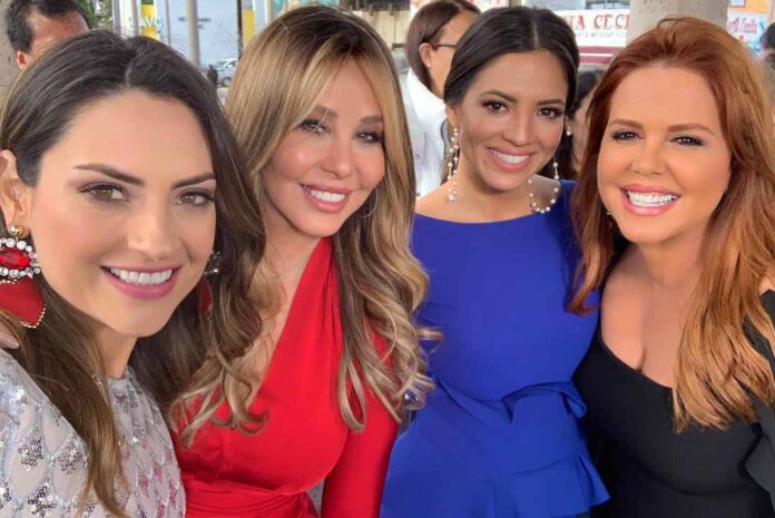 Esta foto es histórica, porque reúne a las primeras con las actuales presentadoras del show