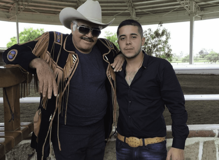 Parece que Alejandro Villa tenía una relación cercana con Vicente Fernández