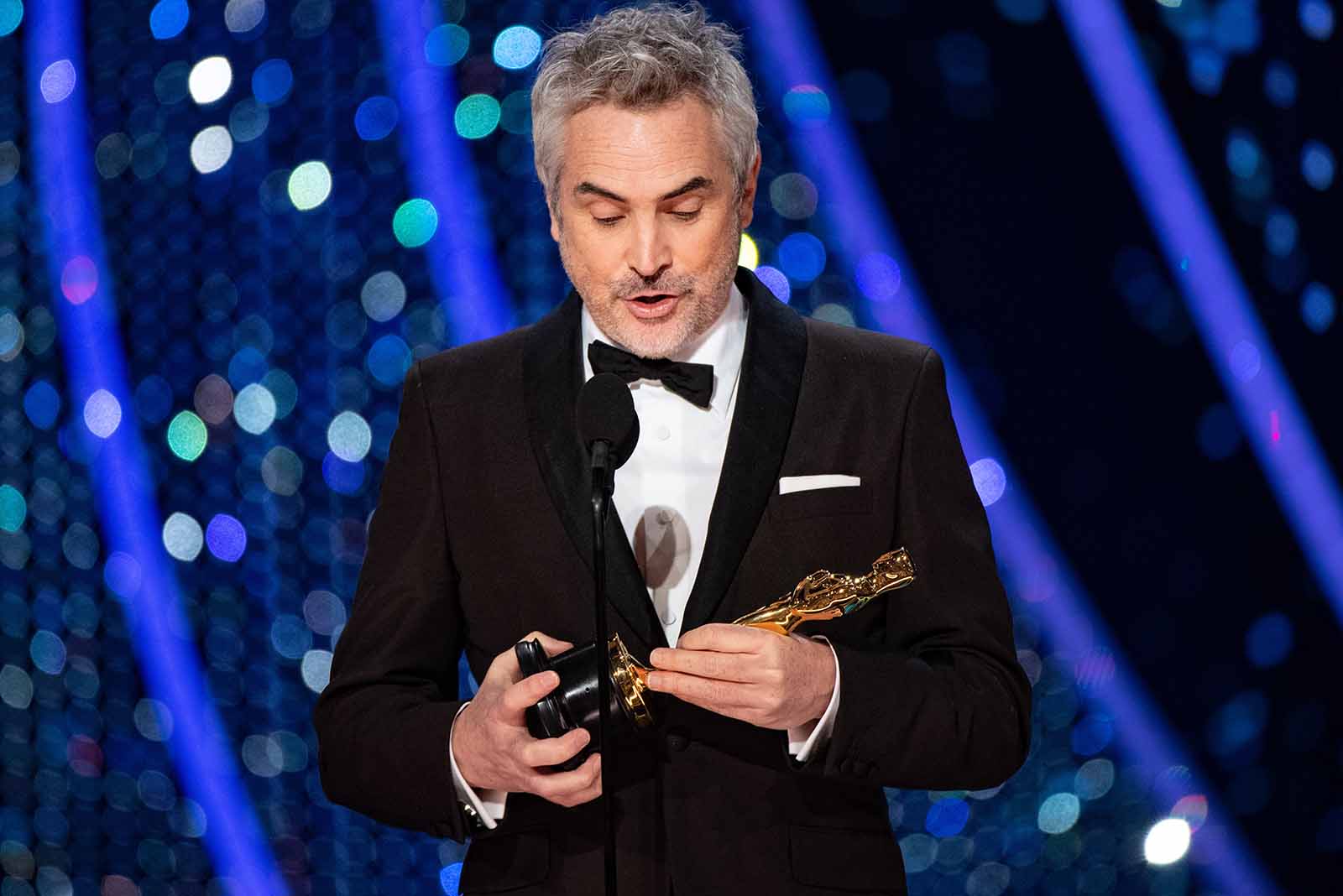 Cuarón recibió el premio a Mejor Director de manos de su compadre Guillermo del Toro
