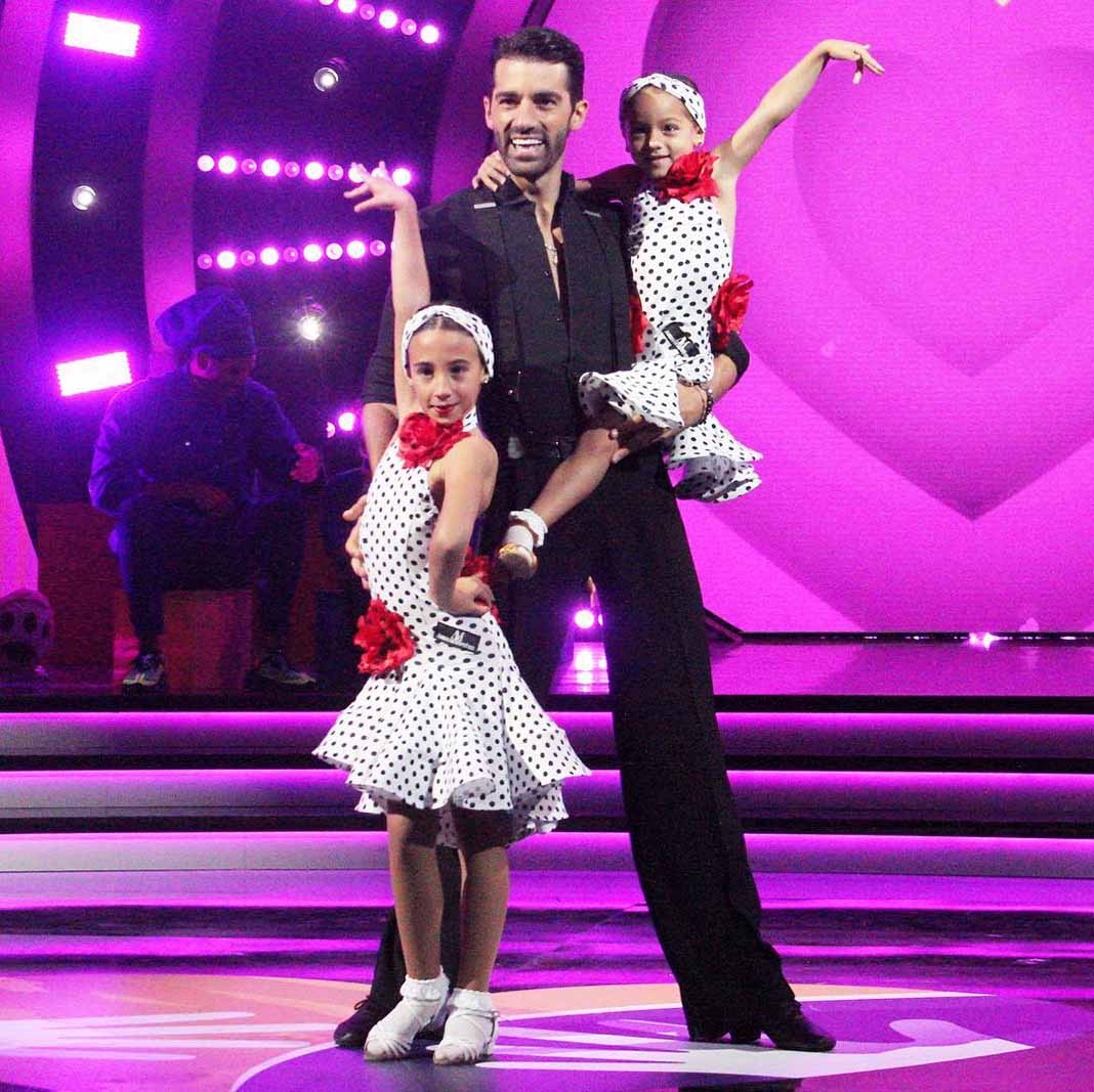 Toni con su sobrina Noa y su hija Alaïa hicieron de las suyas en la pista de baile del Teletón