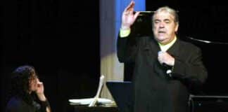 Alberto Cortez durante un concierto en el Teatro Blanquita en México