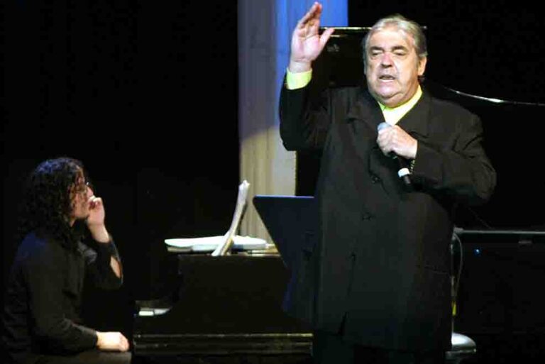 Alberto Cortez durante un concierto en el Teatro Blanquita en México