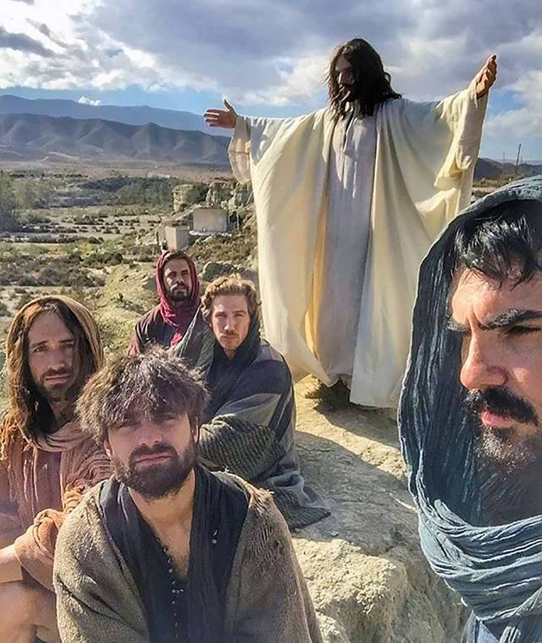 En esta escena vemos a Julián Gil como Jesús y a sus apóstoles