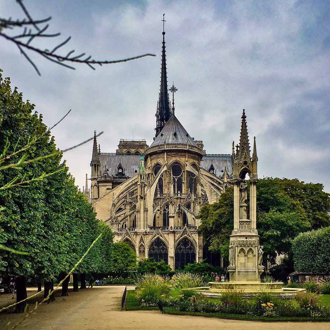 Así de hermosa lucía Notre Dame desde su parte trasera