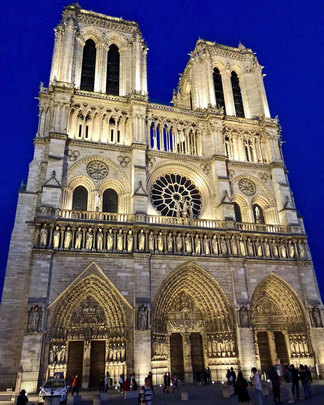Cuasimodo, el personaje de Victor Hugo, llora abrazando su hogar: Notre Dame