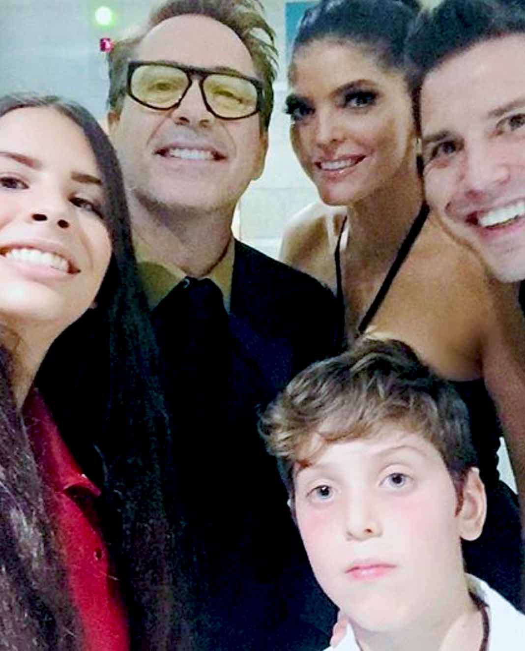 La grupera y su familia se tomaron una selfie con Robert Downey Jr.