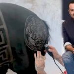 Pepe contrató a un famoso barbero que corta pelo de una manera artística