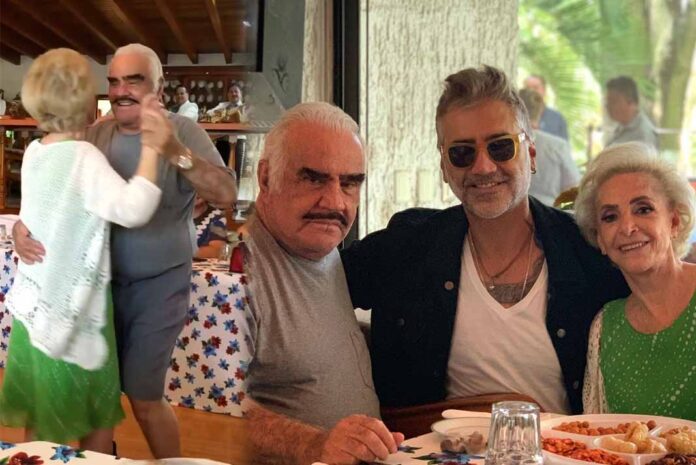 Don Chente a sus 79 años cantó y bailó zapateado con su esposa