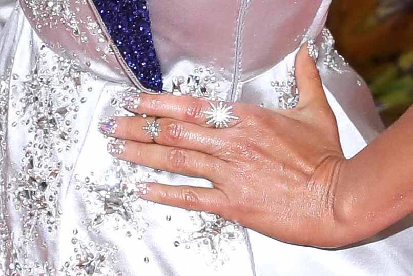 Thalía se puso cristales Swarovski en sus uñas y un par de discretos anillos (bueno, discretos para ser Thalía)