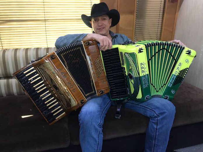 Aún no hay arreglo al conflicto, dijo Ramiro a sus fans y a la prensa