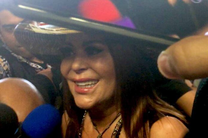 La cantante habló poco, pero por primera vez dijo algo del tema "Ándale", de su hija