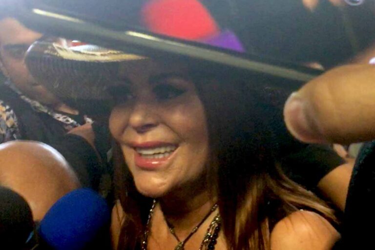 La cantante habló poco, pero por primera vez dijo algo del tema "Ándale", de su hija