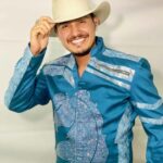 Ramiro Delgado Jr. ya porta feliz el traje de Bronco